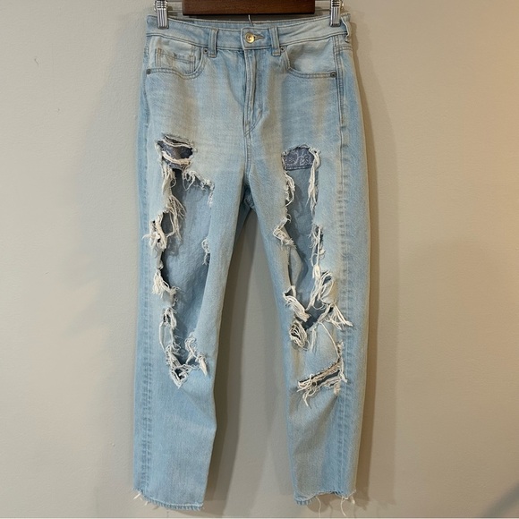 American Eagle Light Wash Heavy Distressed Ripped Mom Jeans Women’s Size 6 - Picture 1 of 7